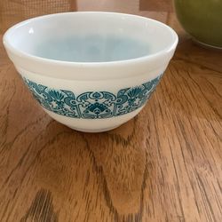 vintage Pyrex blue (401) 1 1/2 pint mixing bowl. 