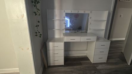 White Vanity Desk with Hollywood Mirror