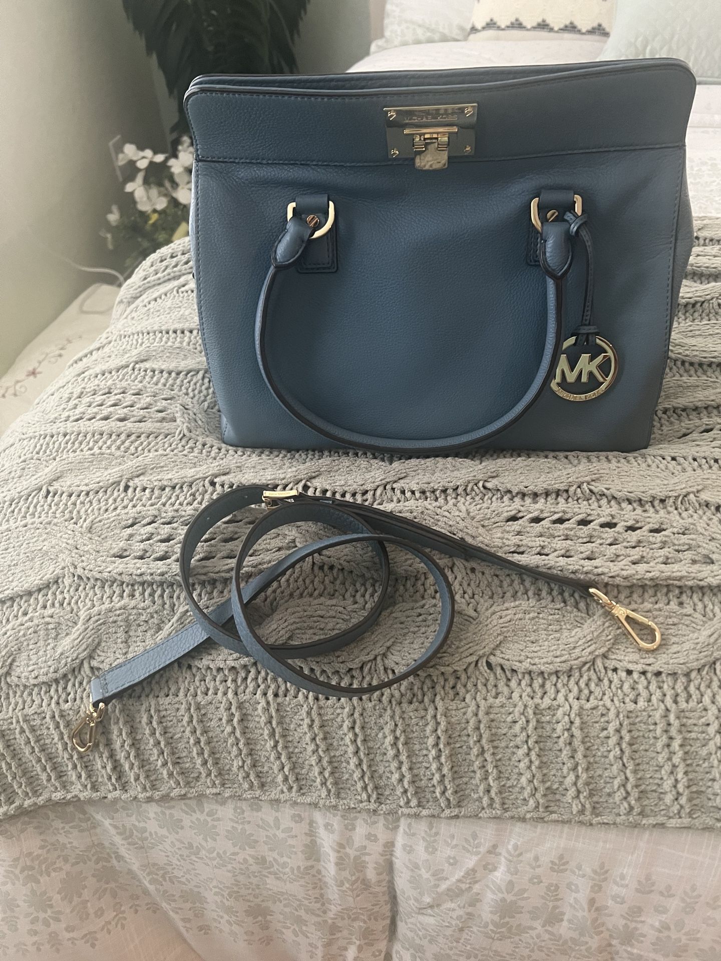 Michael Kors ,Purce 13 X 12 Like New