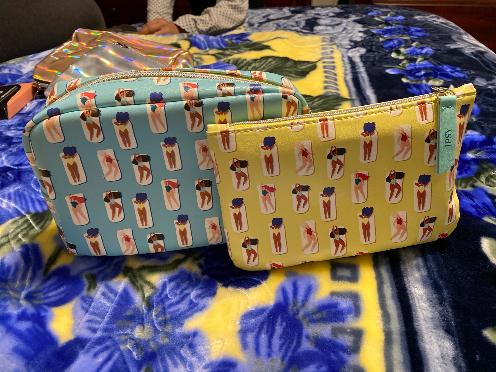 Ipsy make-up bag set