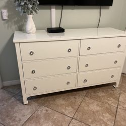 White 6-Drawer Dresser – Modern, Clean & Spacious Storage