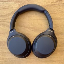 Sony XM4’s  LIKE  NEW with FREE desk stand 