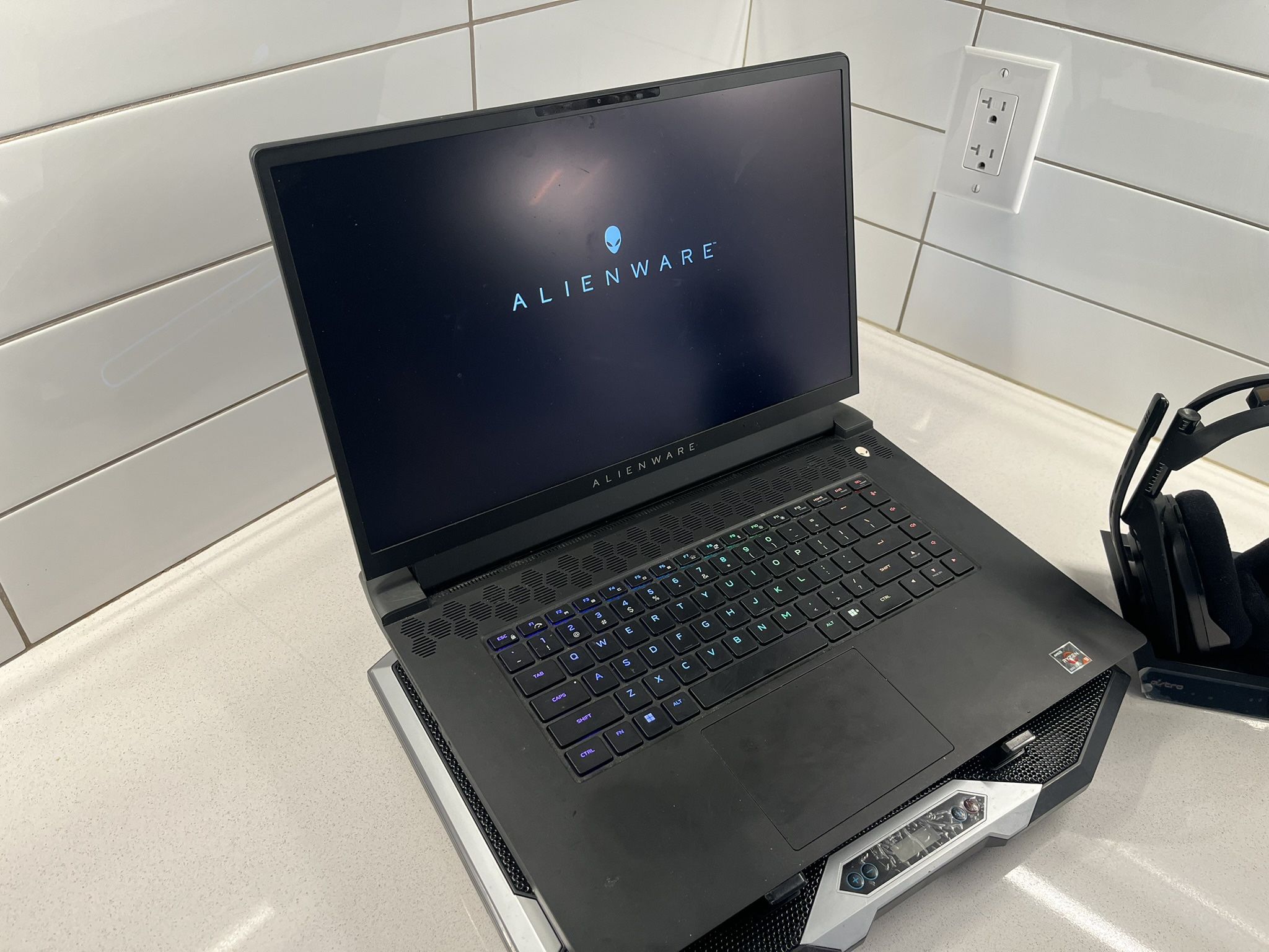 Alienware Laptop M17 R5 17.3/ Astro A50 Wireless/ Xbox Elite 2 Controller