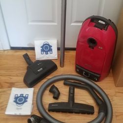 NEW cond HYLA COMMERCIAL VACUUM WITH COMPLETE ATTACHMENTS  , AMAZING POWER SUCTION  , WORKS EXCELLENT  , IN THE BOX 