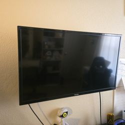 32" Toshiba TV $40  With Wall Mount 