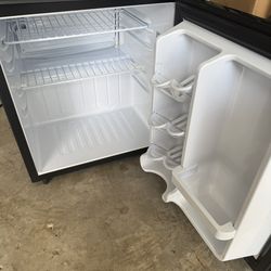 Mini Fridge (black)