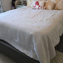 Bedroom Set: Bed, Nightstand & Dresser with Mirror