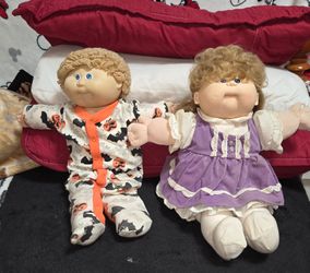 A SETOF 2 CABBAGE PATCH KIDS THE GIRL IS A TALKING ONE. I HAVE NO BIRTH CERTIFICATE OR NO BOXES. THE GIRL HAS HER ORIGINAL OUTFITS