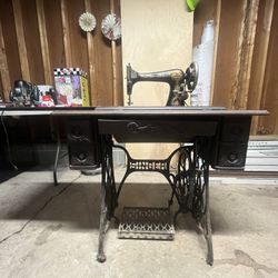 Singer Foot Pedal Sewing Machin 