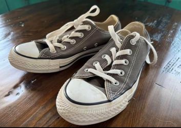 Charcoal Gray Converse Lowtop Men’s 4 Women’s 6