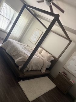 Wood canopy bed size queen and night stand