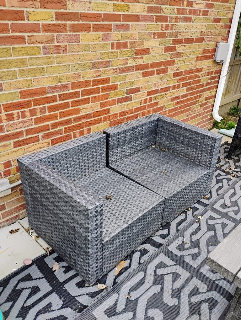 Wicker patio Furniture 5 Total Seats & Table Great Condition 