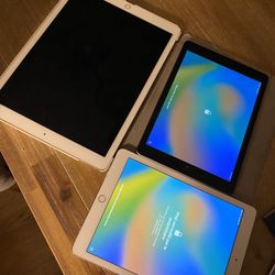 3 iPads 