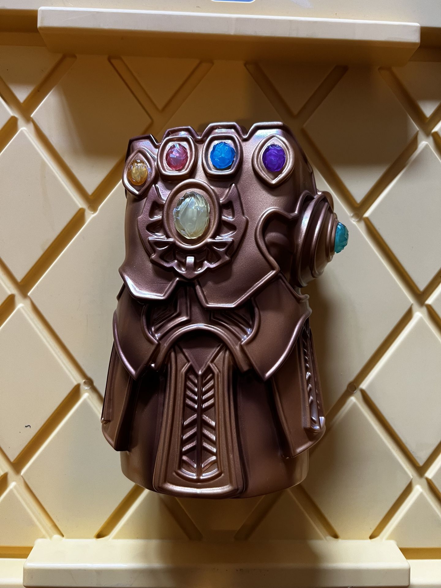 UKONIC INFINITY GAUNTLET LED 8" Desk Lamp / Night Light w/6 stones - Marvel