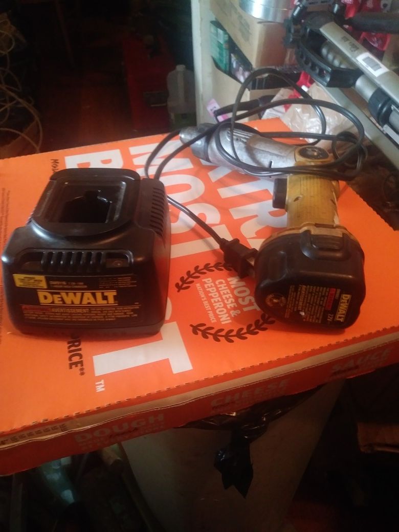 DEWALT 7.2 VOLT SCREW GUN WITH CHARGER