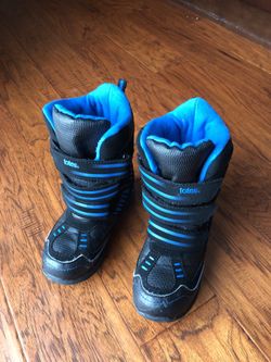 Boys size 12 totes brand snow shoes