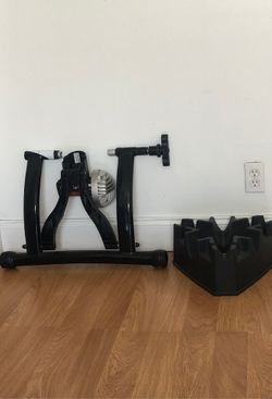 Elite road bike trainer with front bike lift