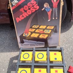 Vintage Tic Tac Toe Game In Excellent Condition 