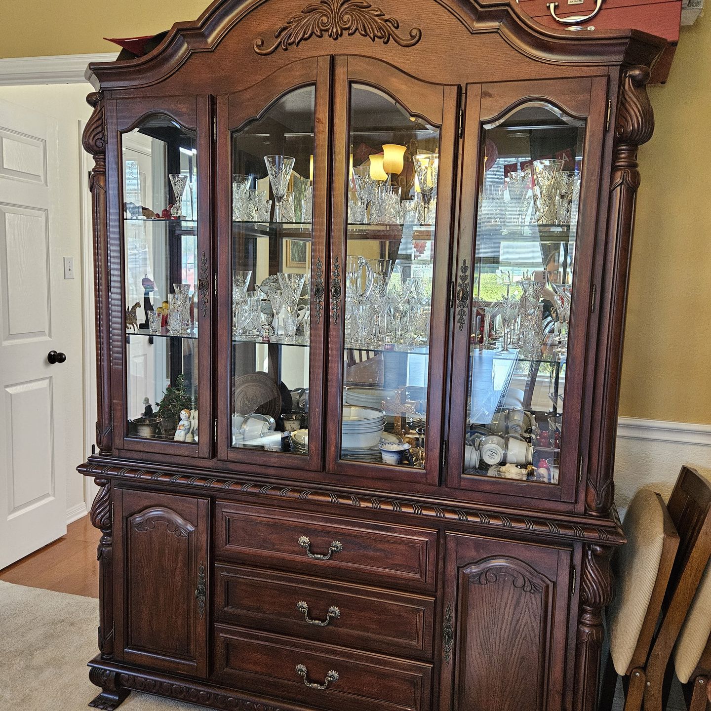 Elegant traditional china cabinet/ hutch