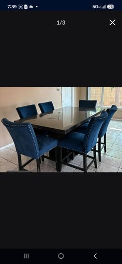 Beautiful Set High  table and 6 bar Stools