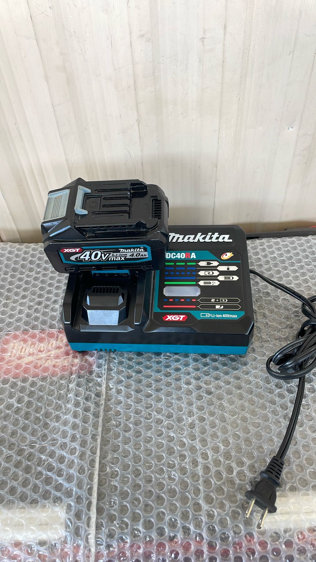 Makita XGT 40v-4.0 Ah Battery W /charger