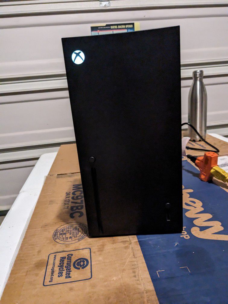 XBOX Series X 8 Can Mini Fridge Thermoelectric Cooler (open to trade)