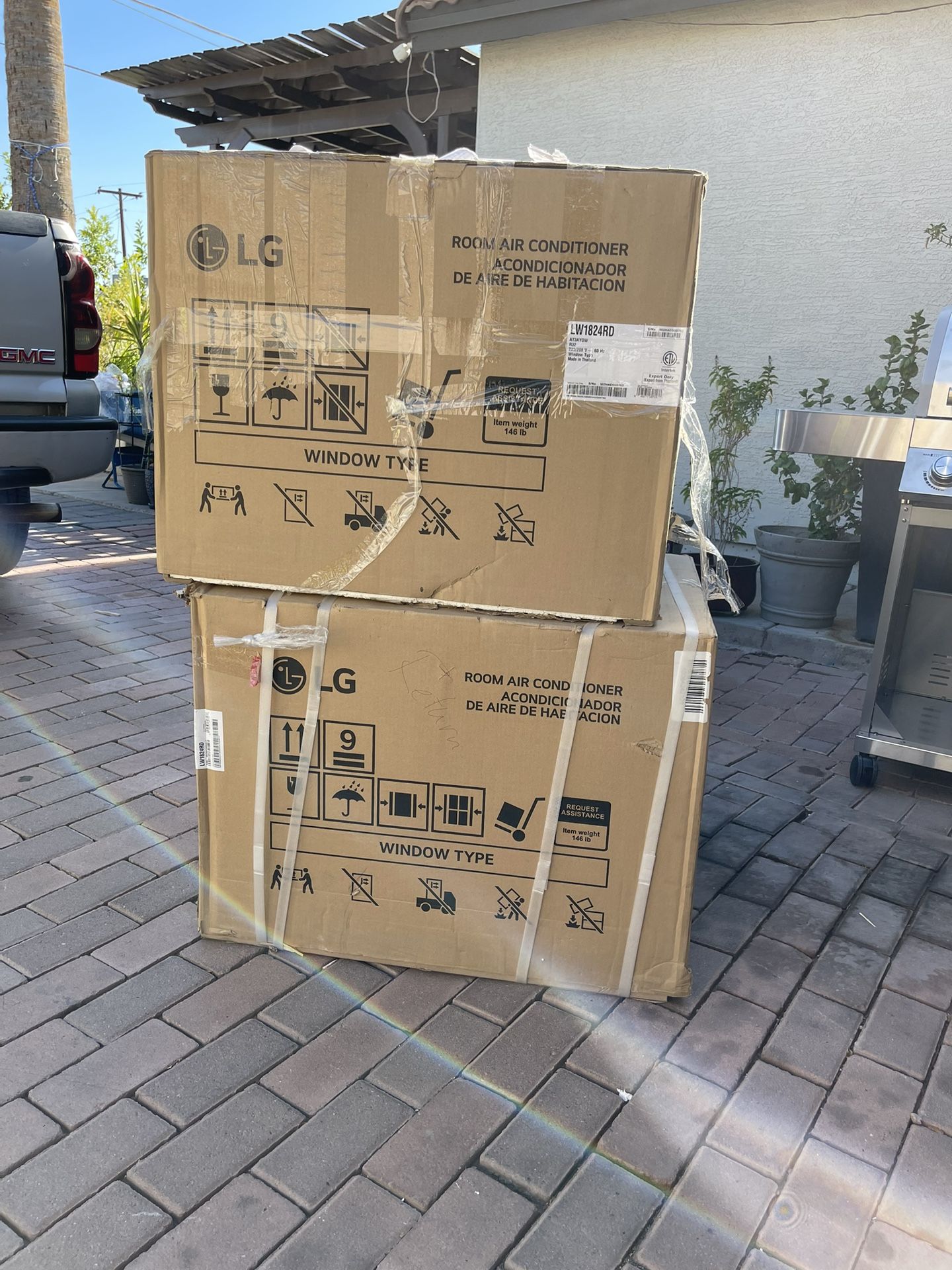 LG 18,000 BTU 208/230V Window Air Conditioner Cools 1,000 Sq. Ft. with Remote, Dehumidifier and in White400 Each