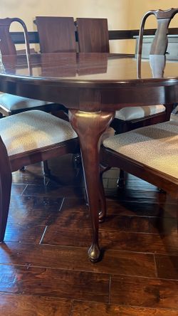 Formal dining table with 4 chairs  - Comedor con 4 sillas recien tapizadas