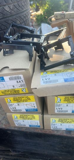 Device mounting plate for walls