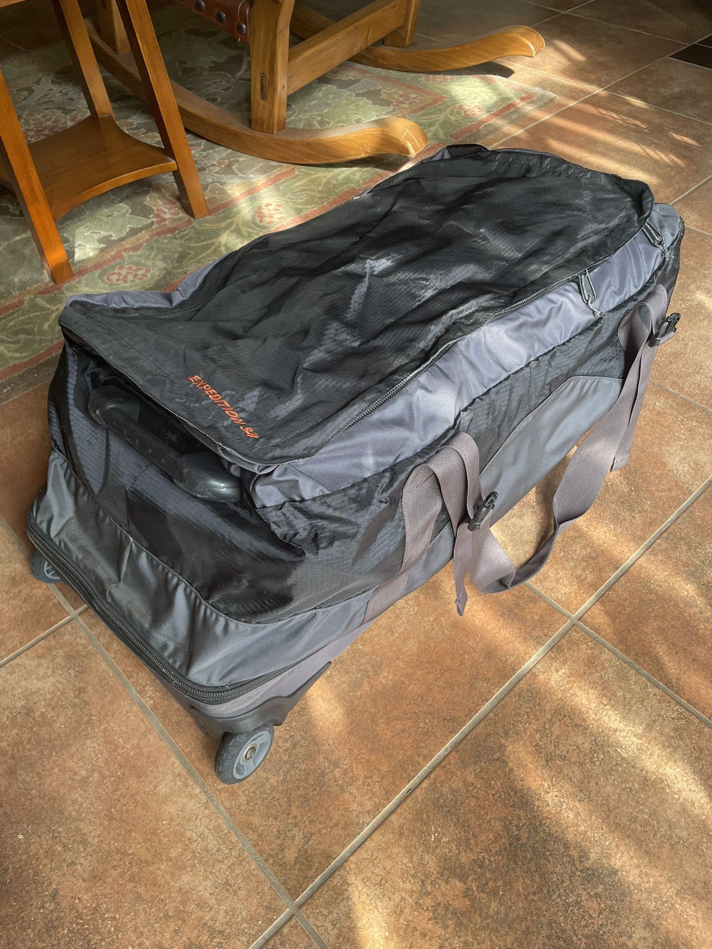 Eddie Bauer rolling Duffle Bag. Very Good Condition. 
