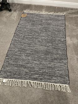 New with tag 3 x 5 tasseled throw rug in black and beige