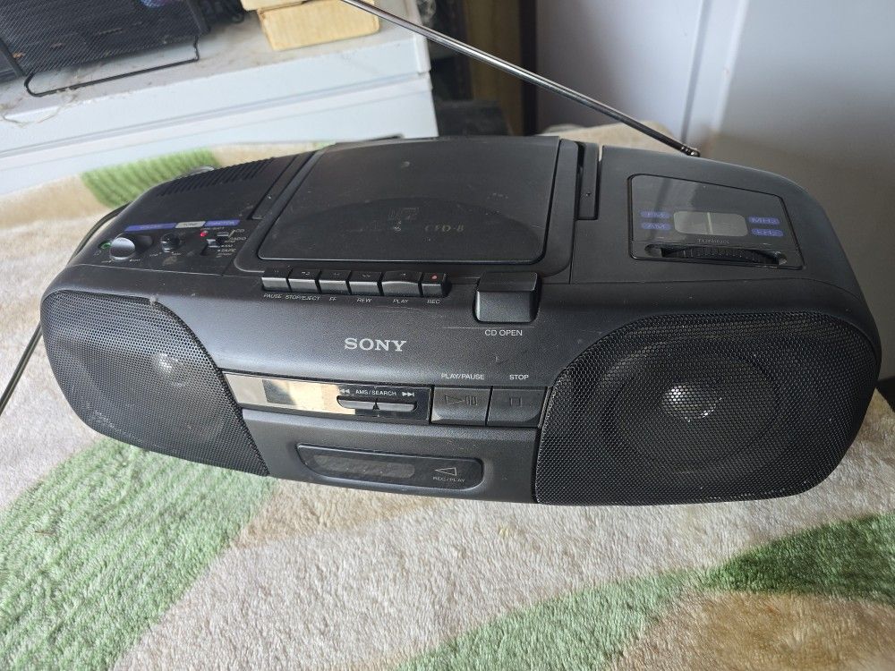 Sony CFD-8 Vintage CD Radio Cassette Player/Recorder Radio Boombox