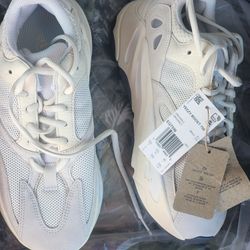 Adidas Yeezy Boost 700