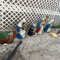 NATIVITY DECORATIONS. 7 PIECES. GOOD CONDITION 