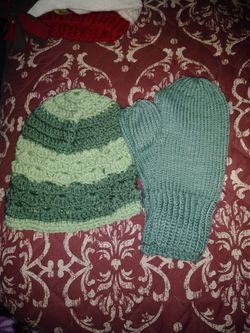 Knitted hat and mitten set