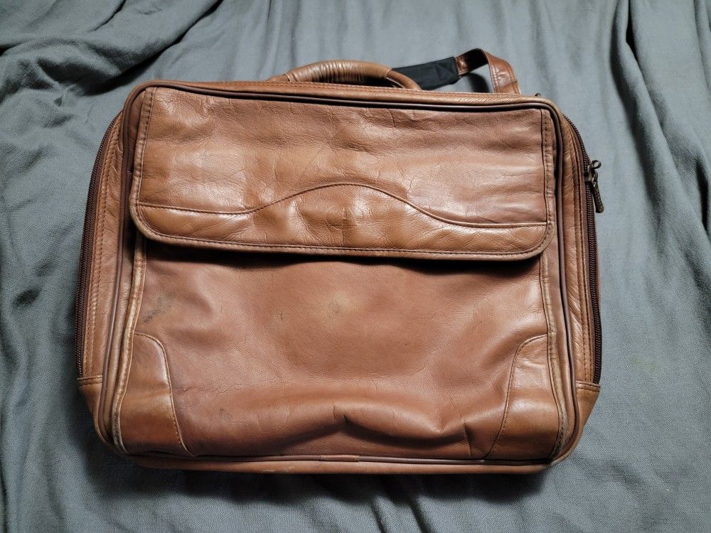 Avenues America Leather Messenger Bag