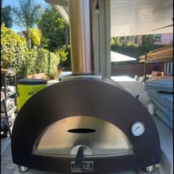 Premium Alfa ONE outdoor pizza oven by Alfa Forni (Made in Italy). Reaches over 900°F for true Neapolitan-style pizza in about 90 seconds. Beautiful b