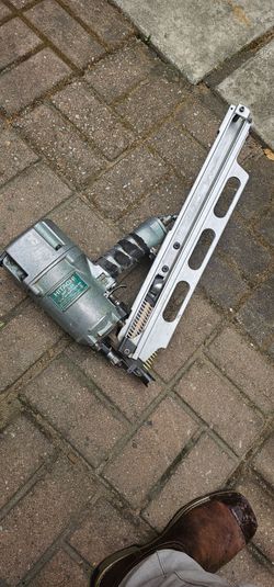 Hitachi NR 83A framing nailer