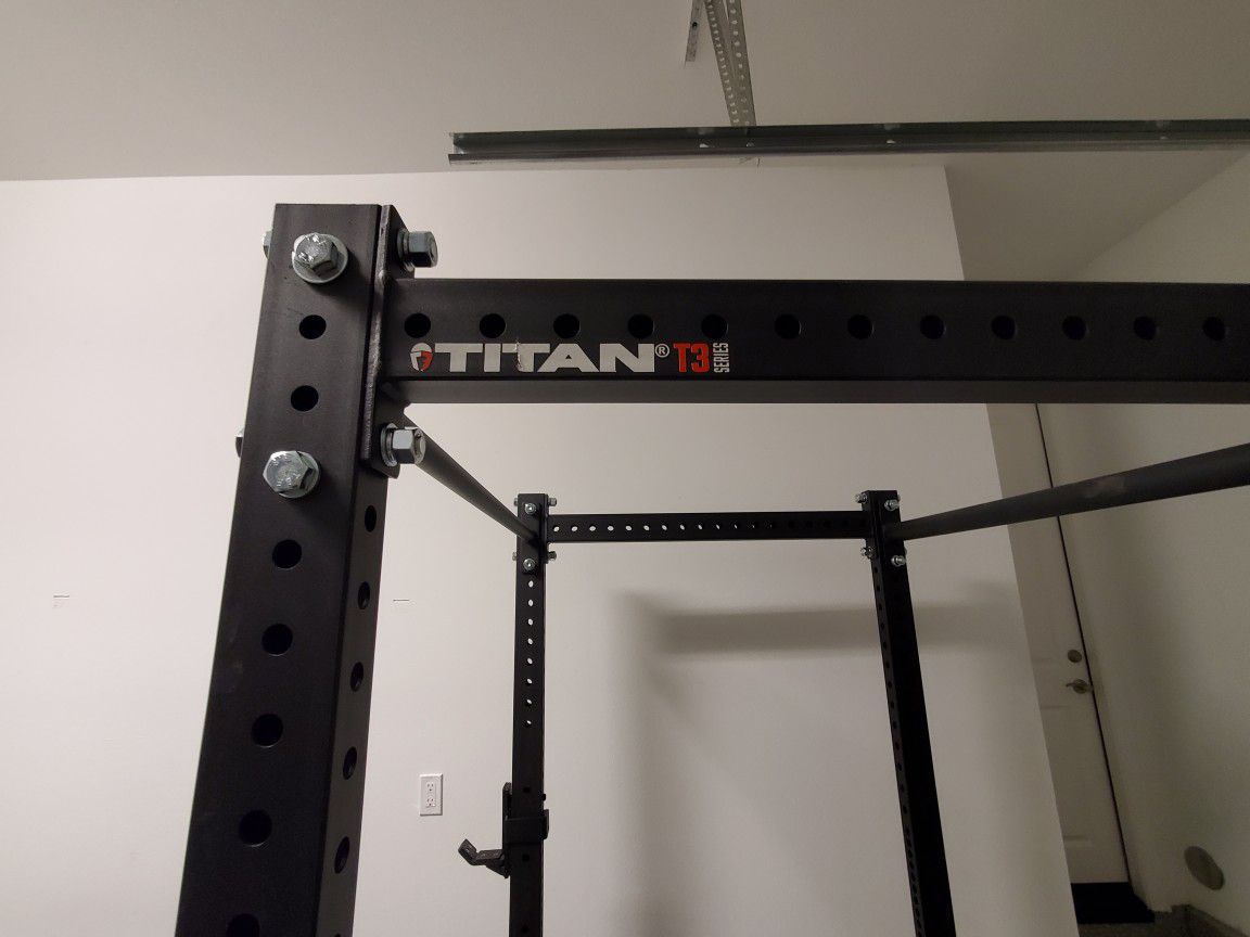 Titan Fitness T3 Rack - Barely Used