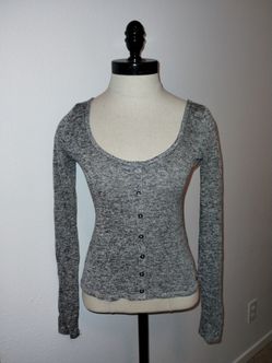 HOLLISTER Juniors Heathered Gray Thin Long Sleeve Cropped Shirt Size Small EUC