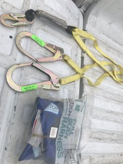 FULL BODY HARNESS AND LANYARD
