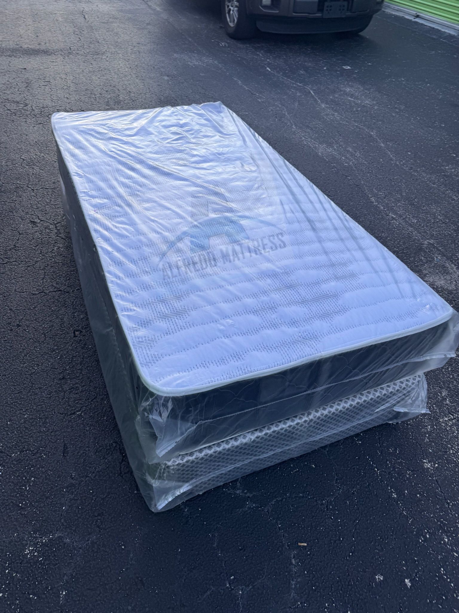 Twin mattress and box spring set (2pc - new)