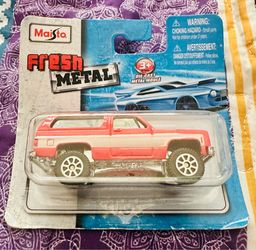 Maisto Fresh Metal 1/64 scale 1979 Chevrolet K5 Blazer toy car in red and white