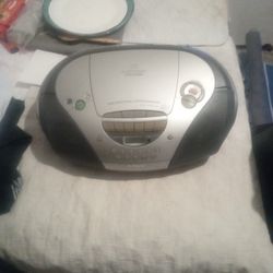 Sony CD-R/RW Playback With Cassette .