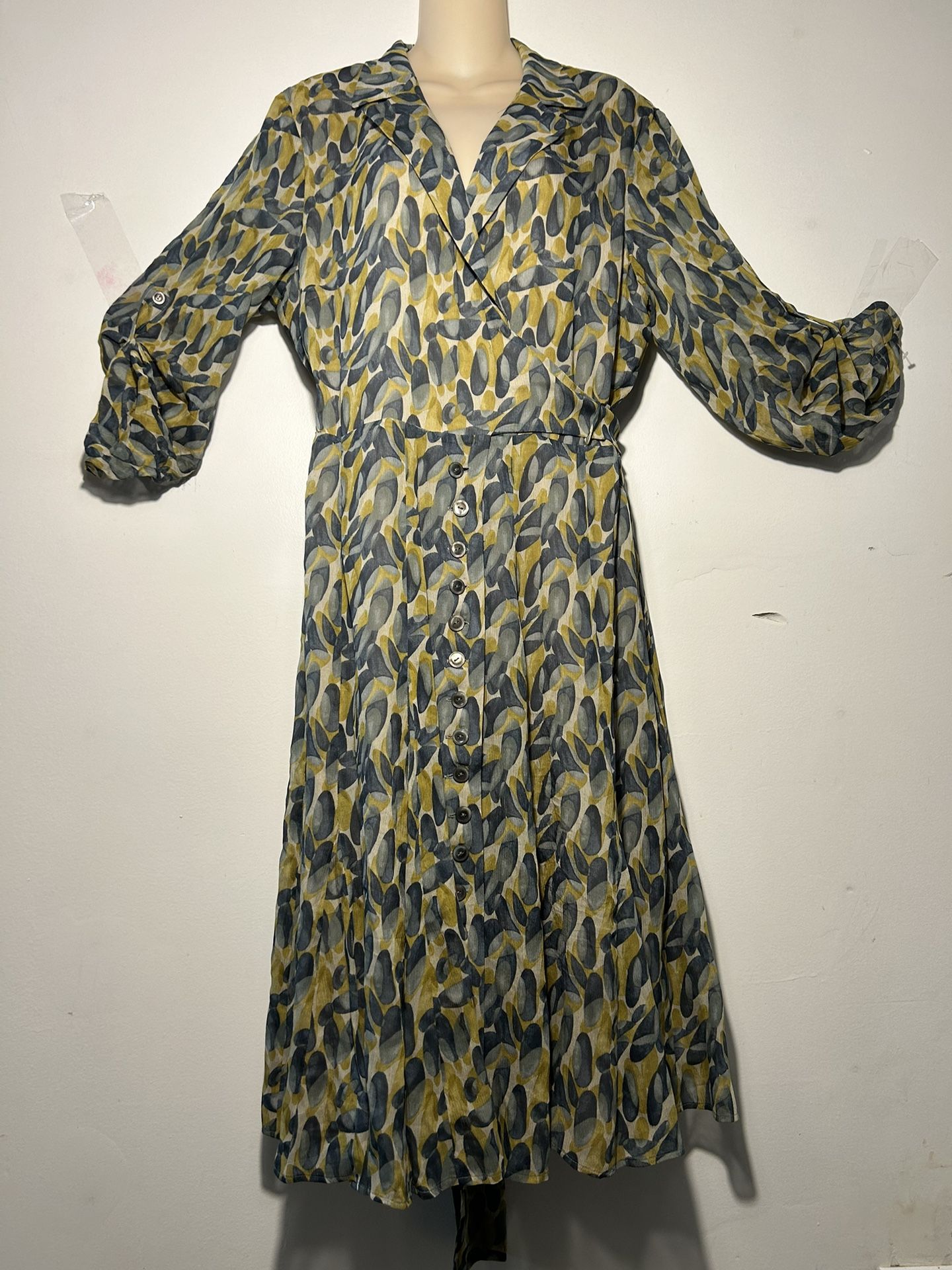 Stylish women's robe dress,. Size 14. $50.