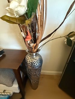 2 vases with flowers