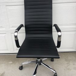 Modern High Back Office Chair Black.    