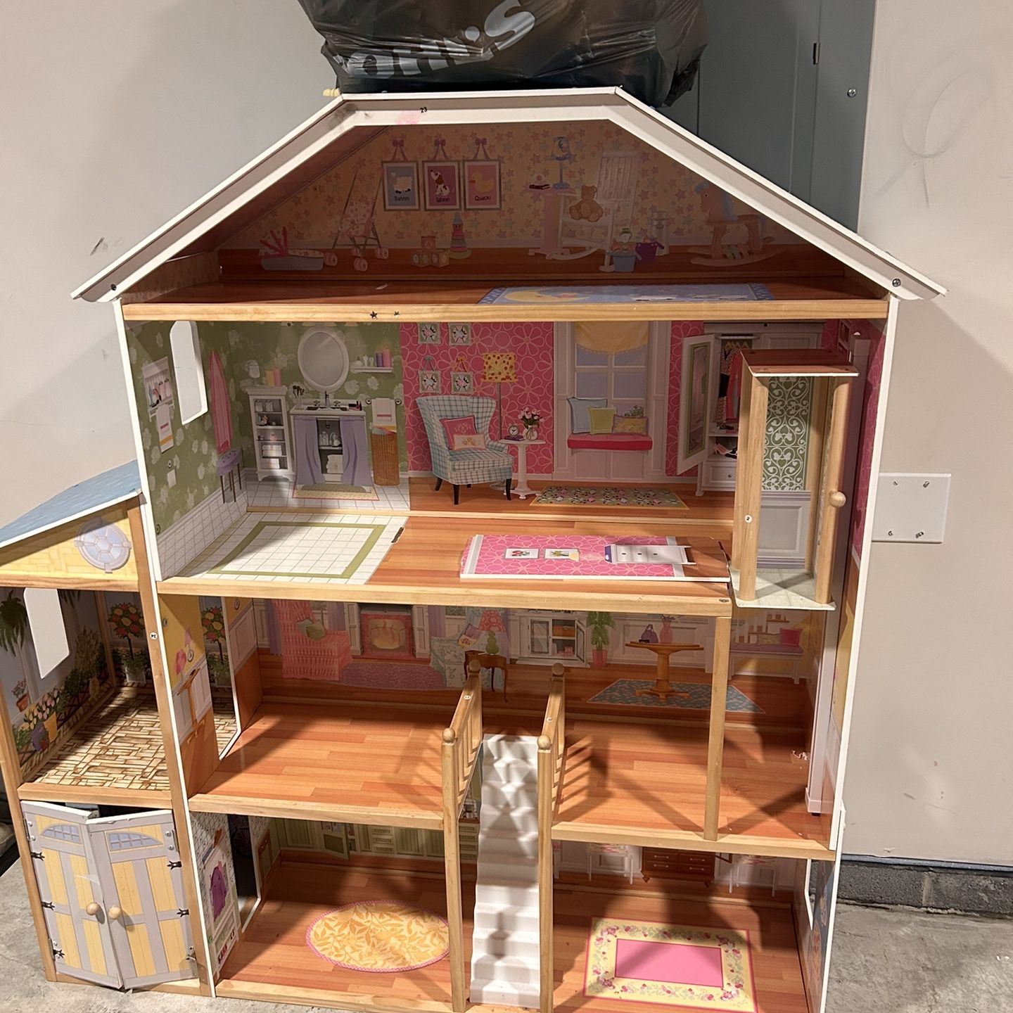 Doll House Wit Bag Of Furniture