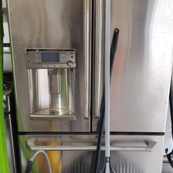 GE Refrigerator (free, but needs fixing)