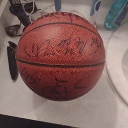 2001-02 MILWAUKEE BUCKS TEAM AUTOGRAPHED BASKETBALL